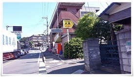 ラーメン大勝　黄色の看板が目印