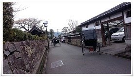 武家屋敷通りの風景に馴染む人力車 武家屋敷通りの風景に馴染む人力車