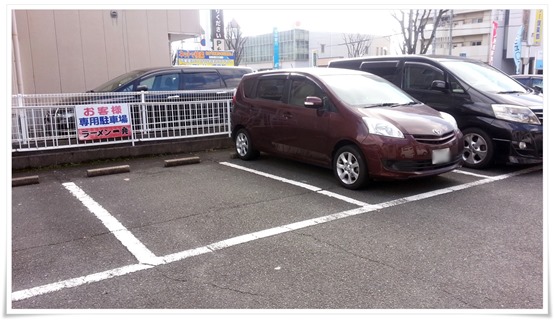 店舗裏の駐車場＠ラーメン一発