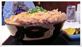 カツ丼大盛り横から@喫茶パール カツ丼大盛り横から@喫茶パール