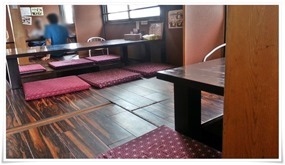 掘り炬燵式のテーブル席＠とり安食堂 曽根店