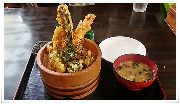 ビックリ仰天丼＠とり安食堂 曽根店