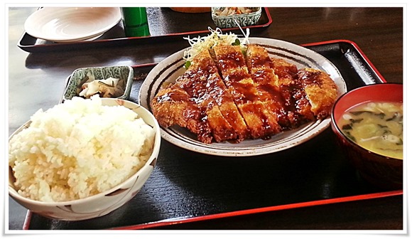 とり安食堂 曽根店にて朝からガッツリ名物の「チキンカツ定食・びっくり仰天丼」を食す！