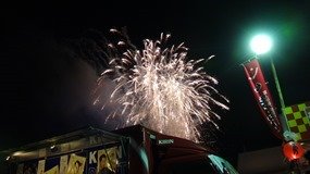 真上で上がる花火@まつり起業祭八幡2014 真上で上がる花火@まつり起業祭八幡2014