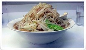 小ブタ野菜マシマシ横から@ラーメンだるま 小ブタ野菜マシマシ横から@ラーメンだるま