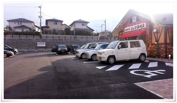 店舗前の駐車場＠コメダ珈琲　北九州桃園公園店