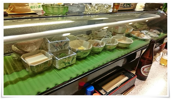 カウンター前の小鉢の数々@立飲み居酒屋 つる八 カウンター前の小鉢の数々@立飲み居酒屋 つる八