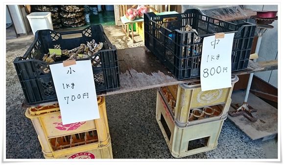 入口で牡蠣を販売@牡蠣の平尾 入口で牡蠣を販売@牡蠣の平尾