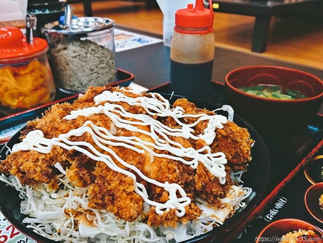 マヨ投入のソースチキンカツ丼