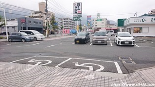 店舗前駐車場＠資さんうどん宇佐町店