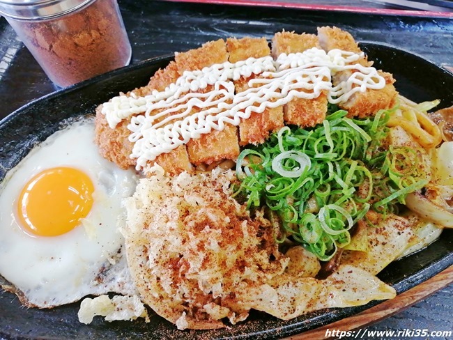 カツのせ焼きうどん完成＠資さんうどん