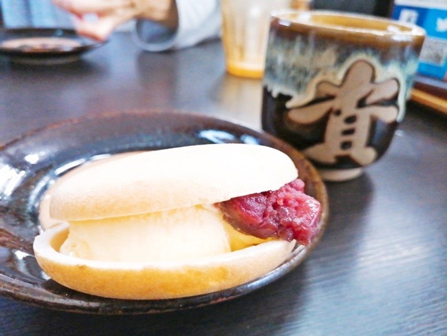 餡子がはみだしたアイス小倉もなか