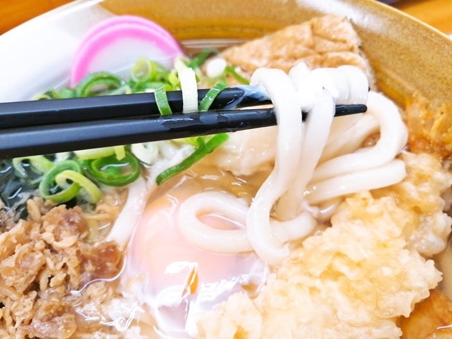 麺は冷凍麺を使用＠折尾本社うどん店