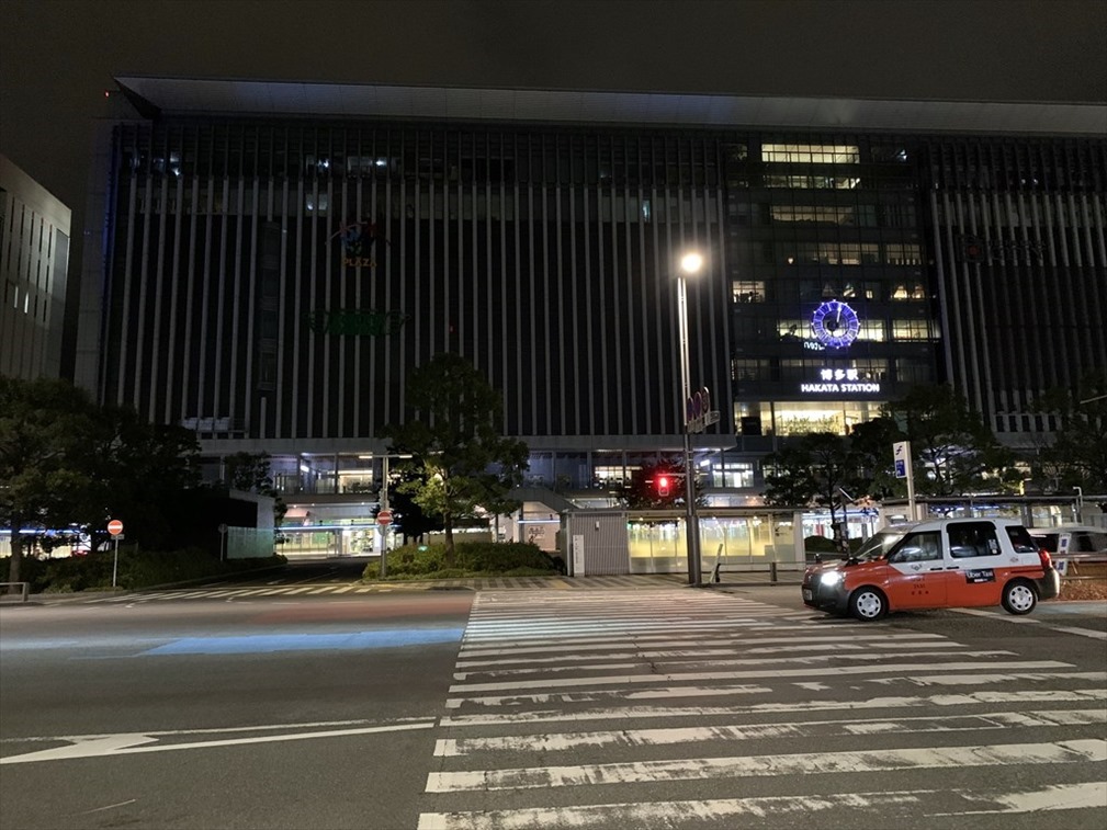 早朝の博多駅外観