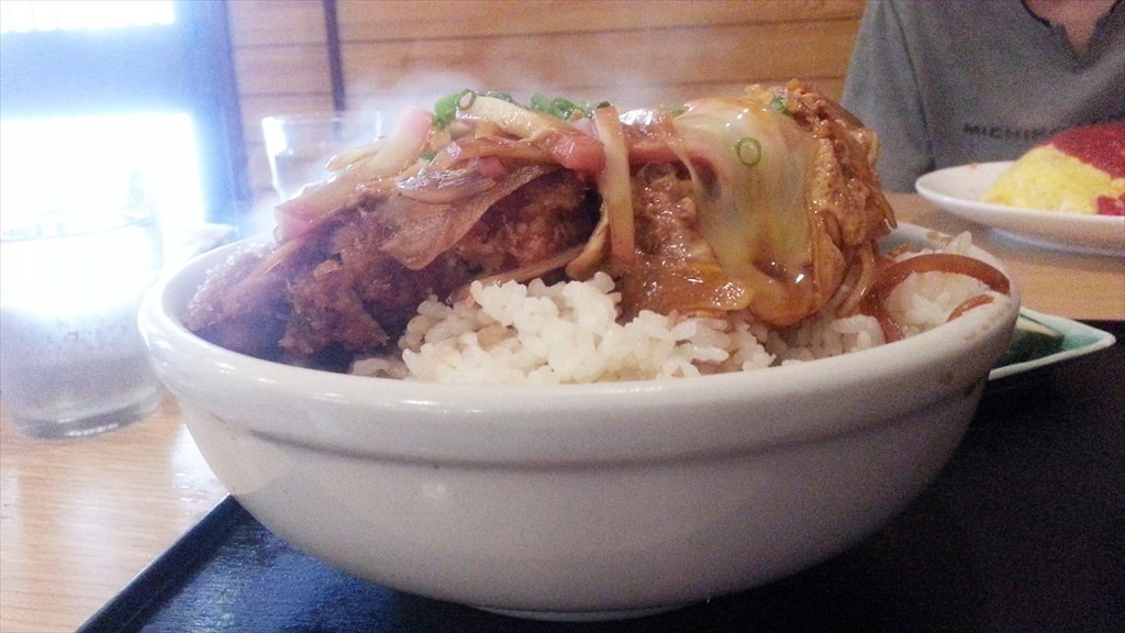 カツ丼大盛り横からアップ