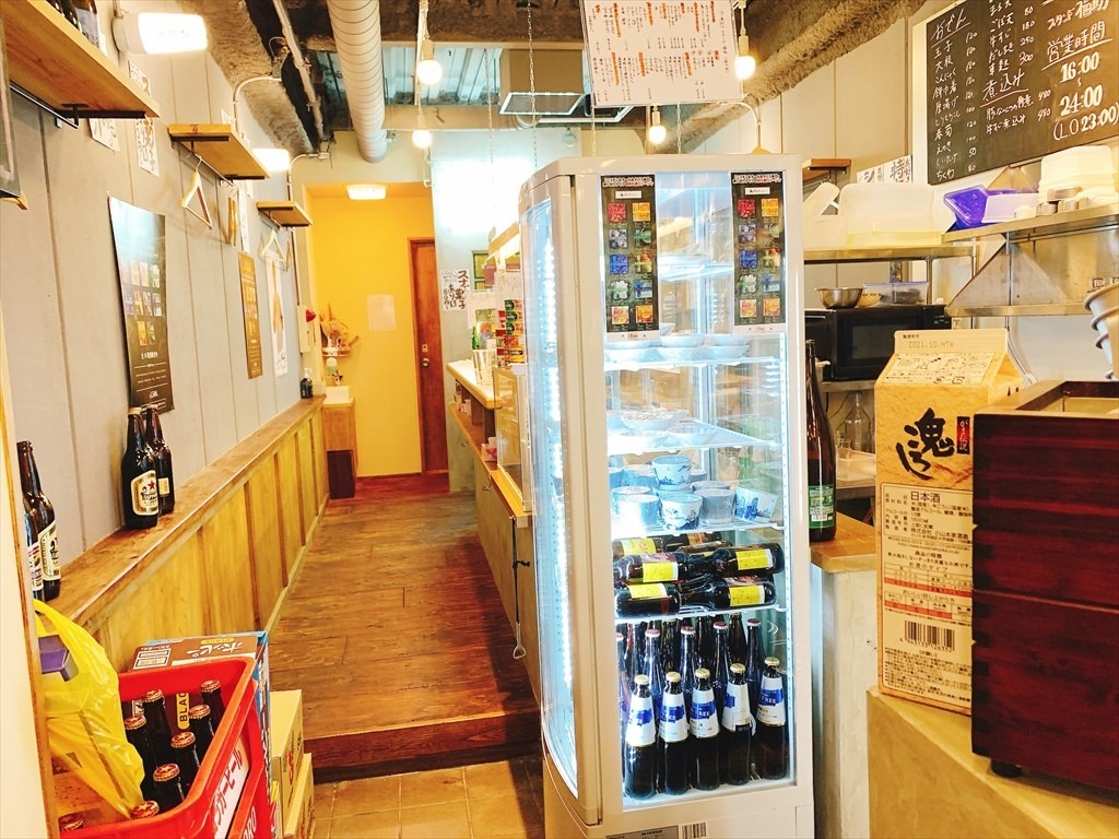 店舗奥側の立ち飲みカウンター