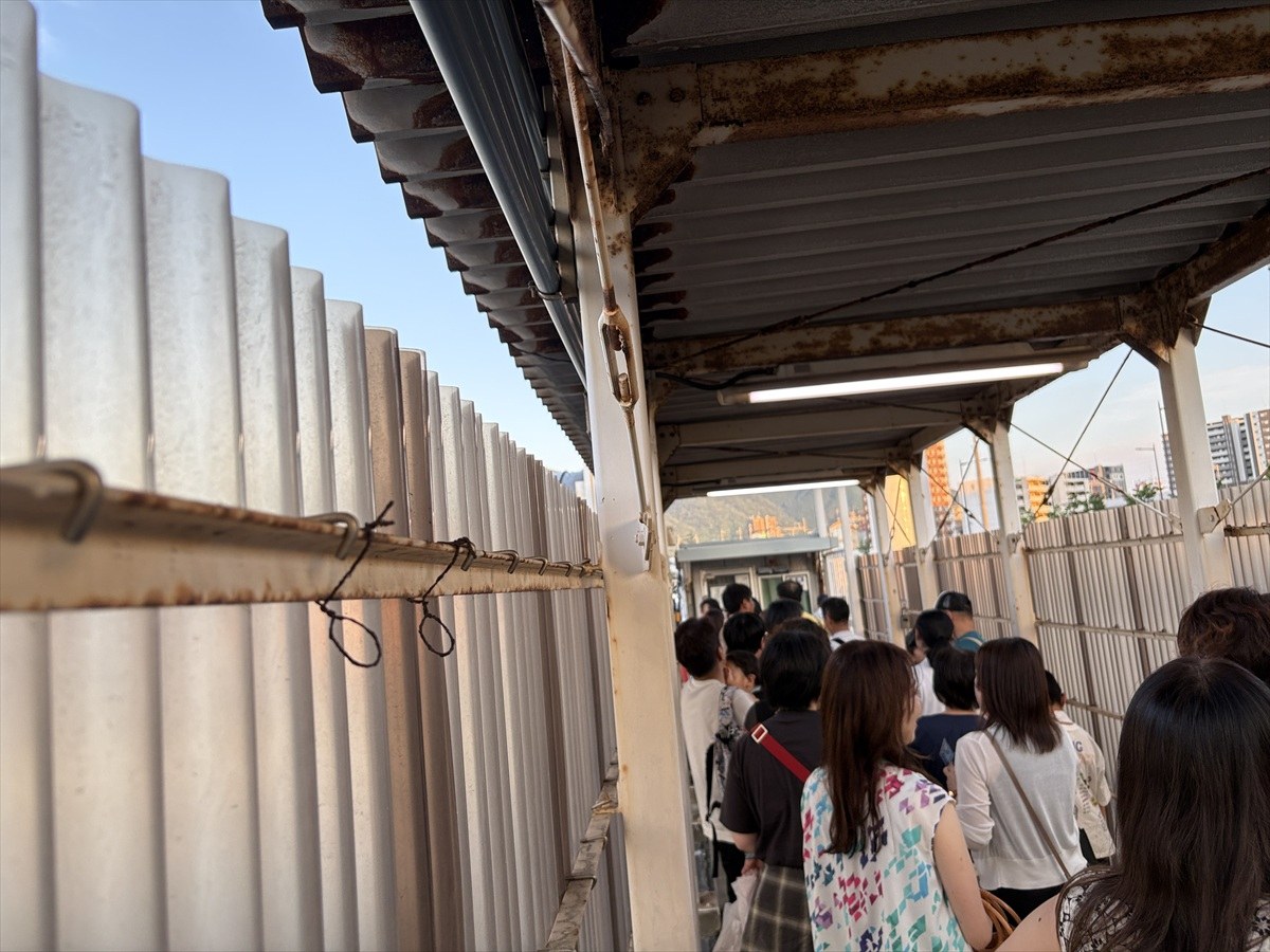 桟橋へ続く屋根付き通路にできた乗船待ちの列