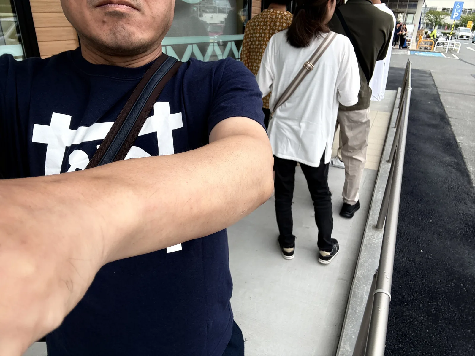 並んでいる最中の自撮り。前には数人の待ち客
