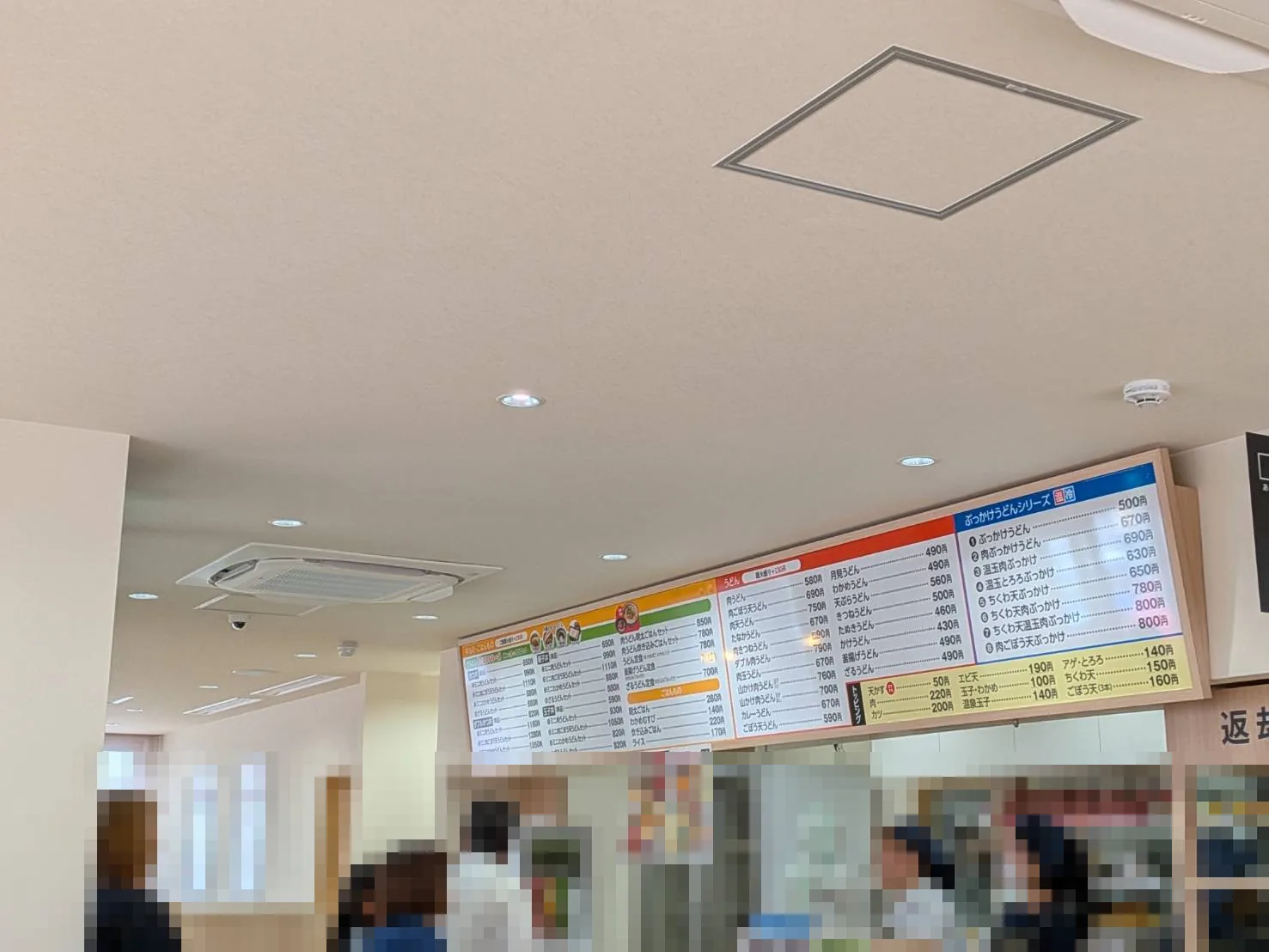 店内全景。中央のレジと頭上のメニューボード