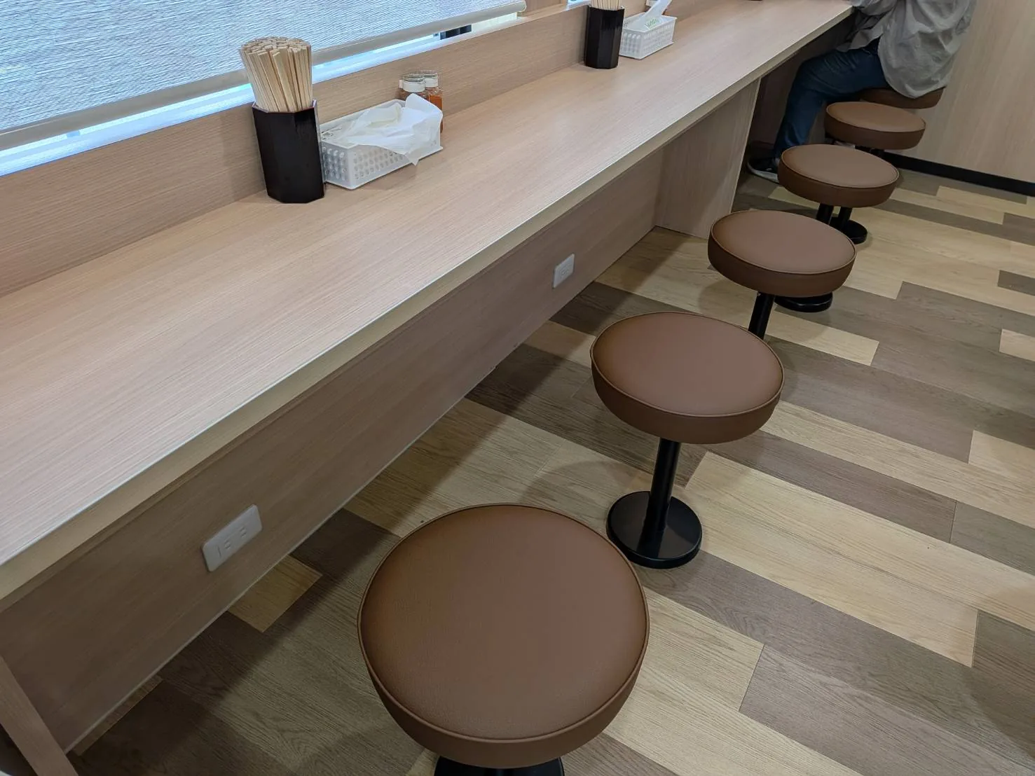 カウンター席。丸椅子が等間隔に並ぶ