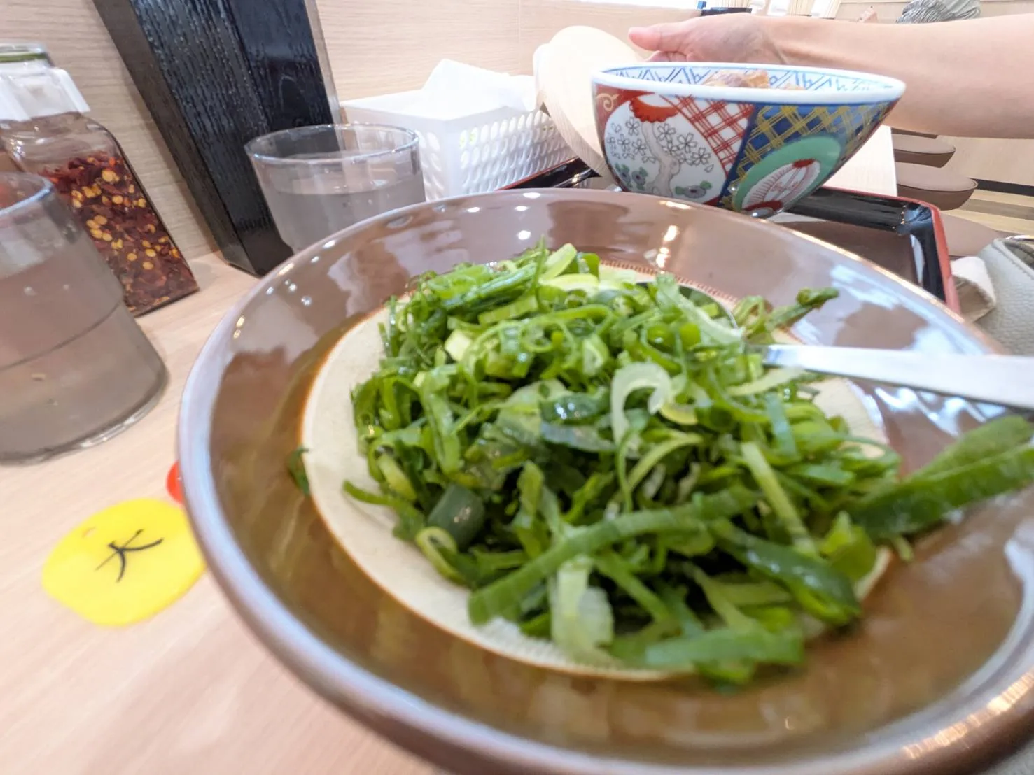 すり鉢いっぱいの青ねぎ。トングで取り放題