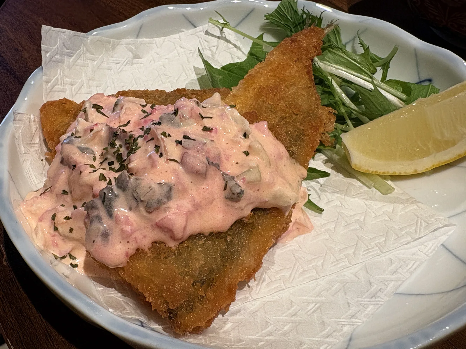 アジフライ2枚にピンク色のタルタルソースがたっぷり。水菜とレモン添え