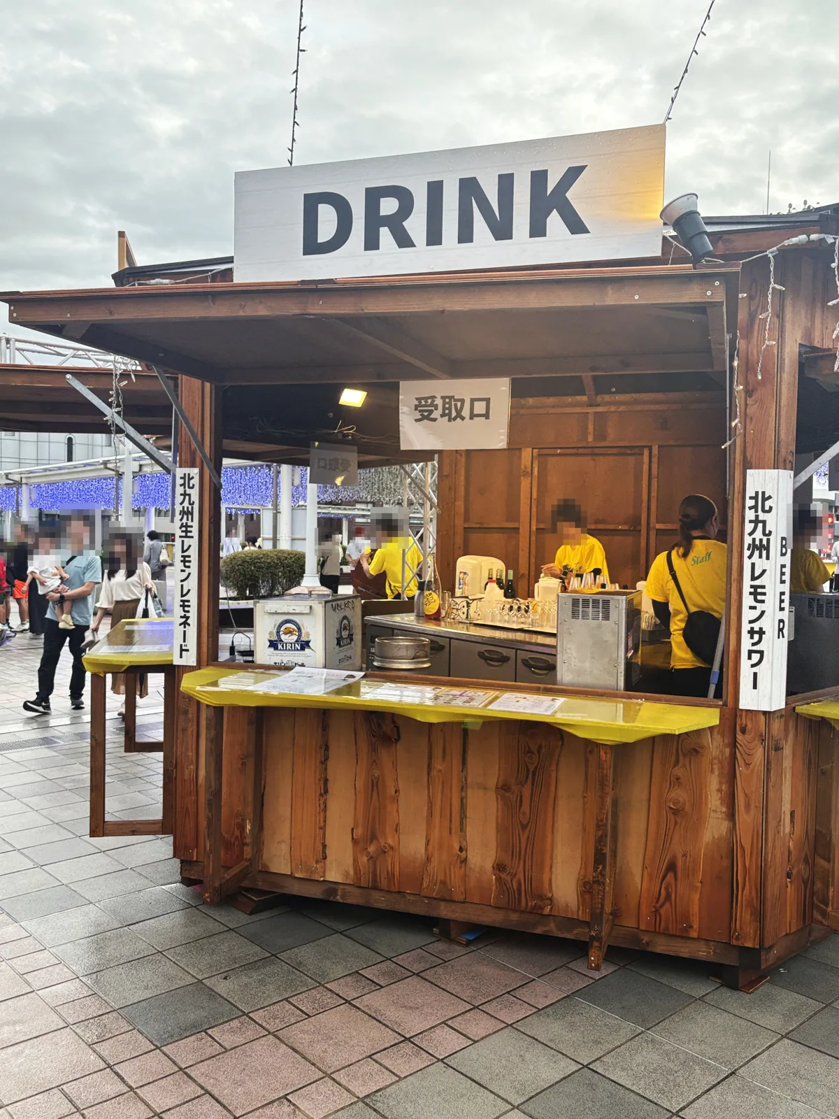 ドリンクコーナーの受取口。スタッフがサーバーでドリンクを用意している