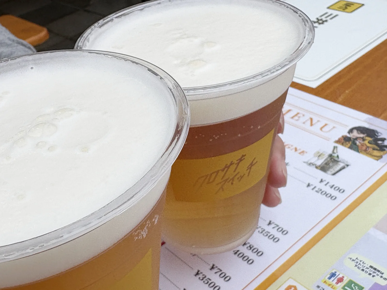 「クロサキスイッチ」のロゴが入ったカップの生ビール2杯で乾杯