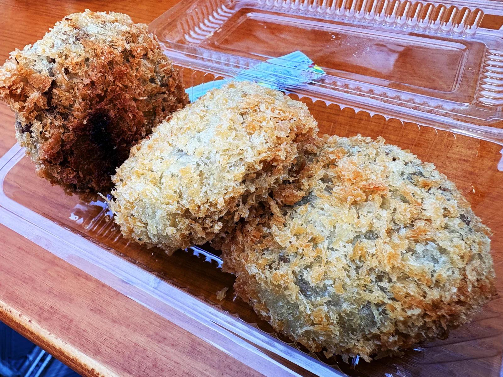 パックに入ったぎょうざの山八のコロッケ3個。衣がザクザク