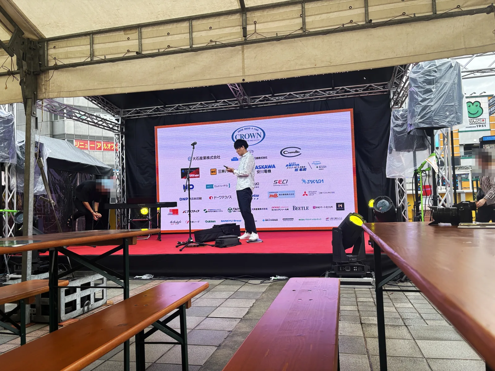 テントの中から眺めたステージ。リハーサル中の出演者とピアノ