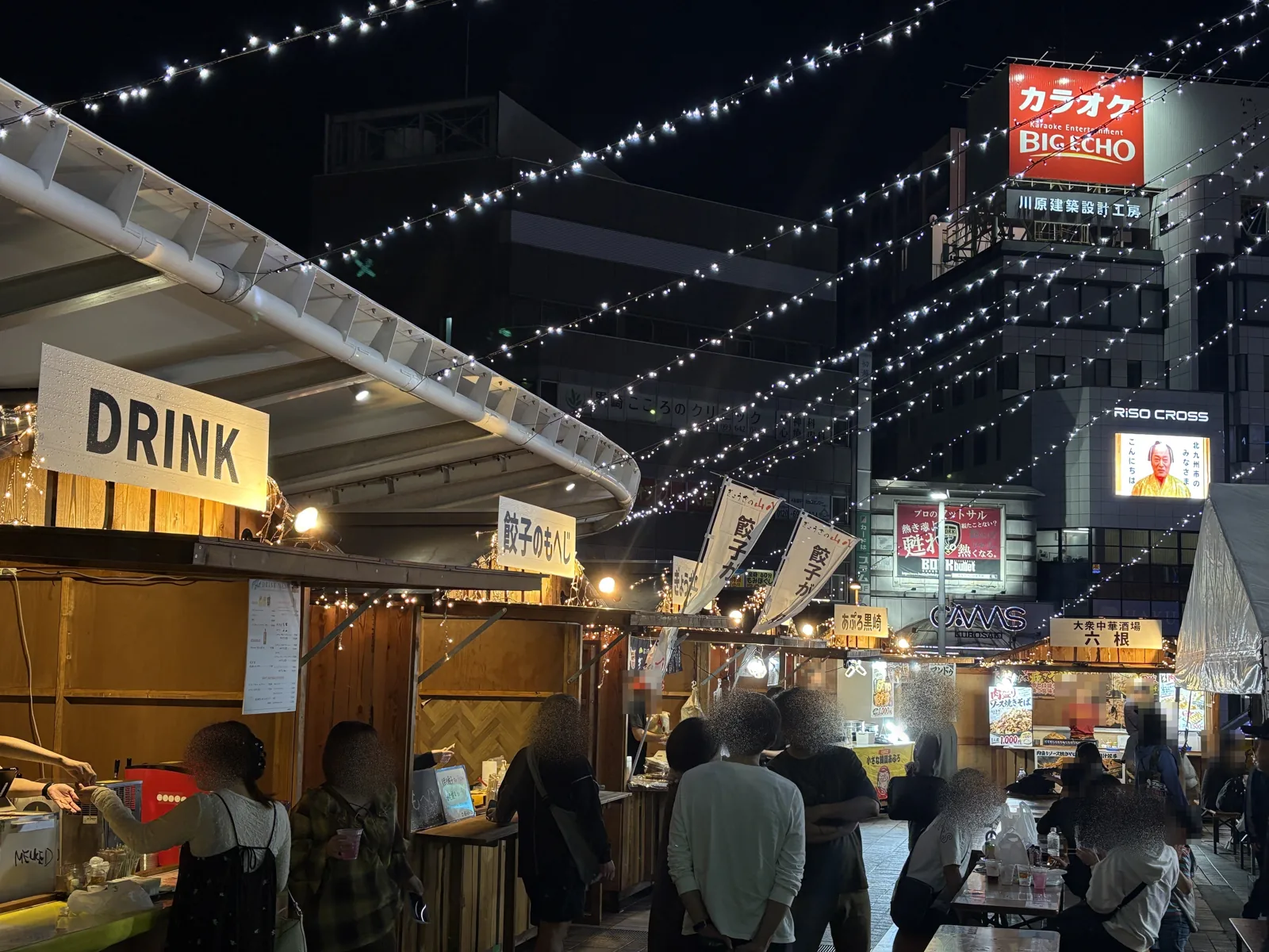 夜のギョウザフェス。餃子のもへじ、あぷろ黒崎、六根の屋台に人が集まる