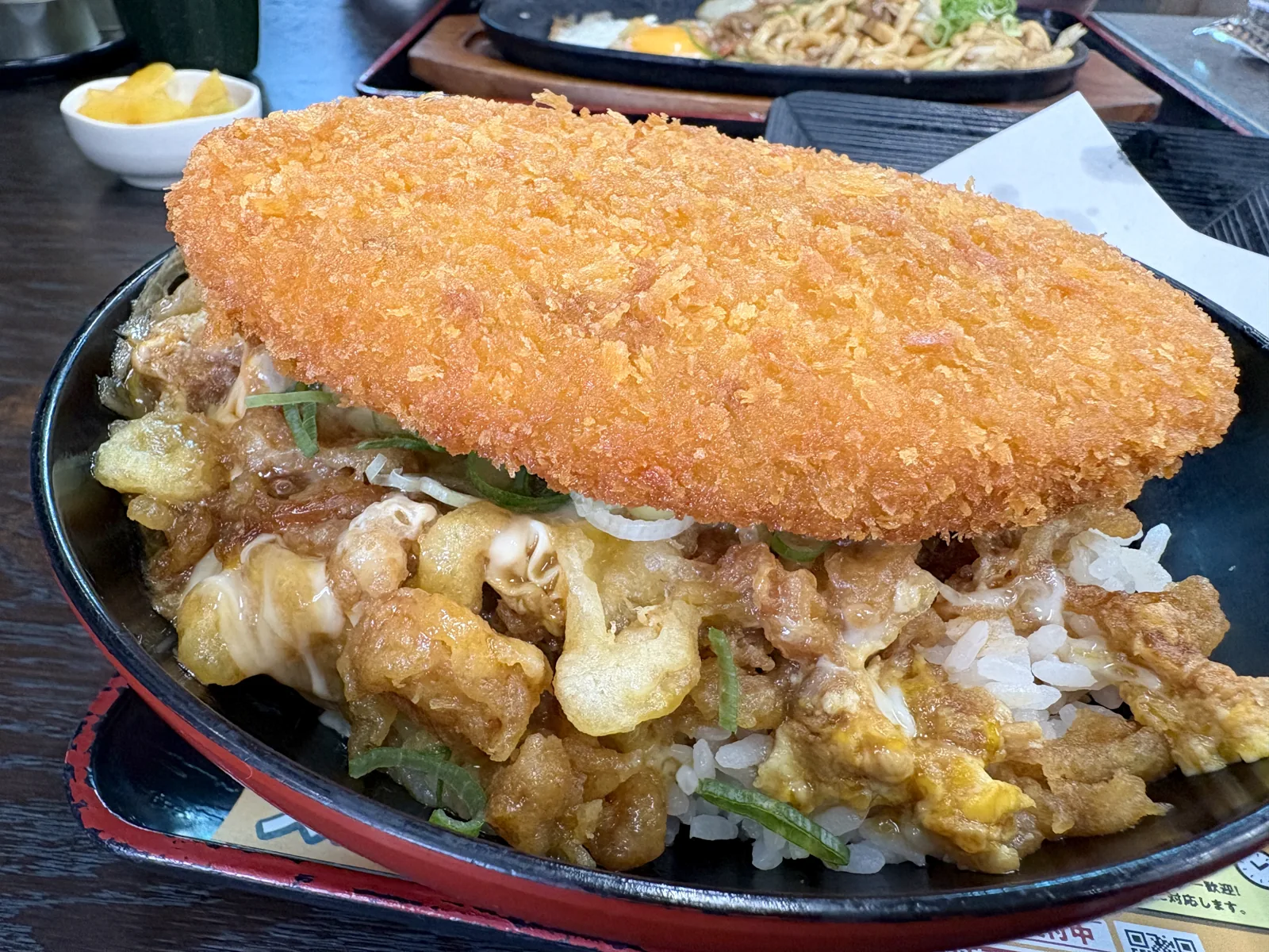 コロッケ丼の横に、薬味コーナーから取ってきたつぼ漬けの小皿