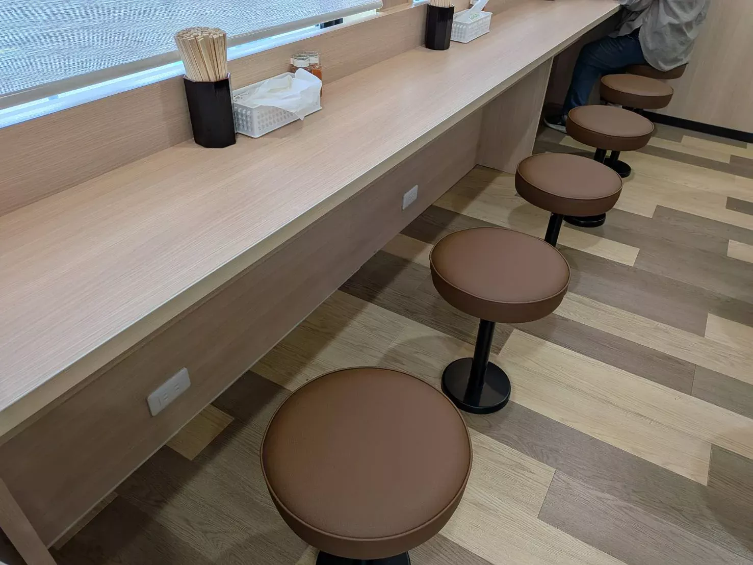 カウンター席。丸椅子が等間隔に並ぶ