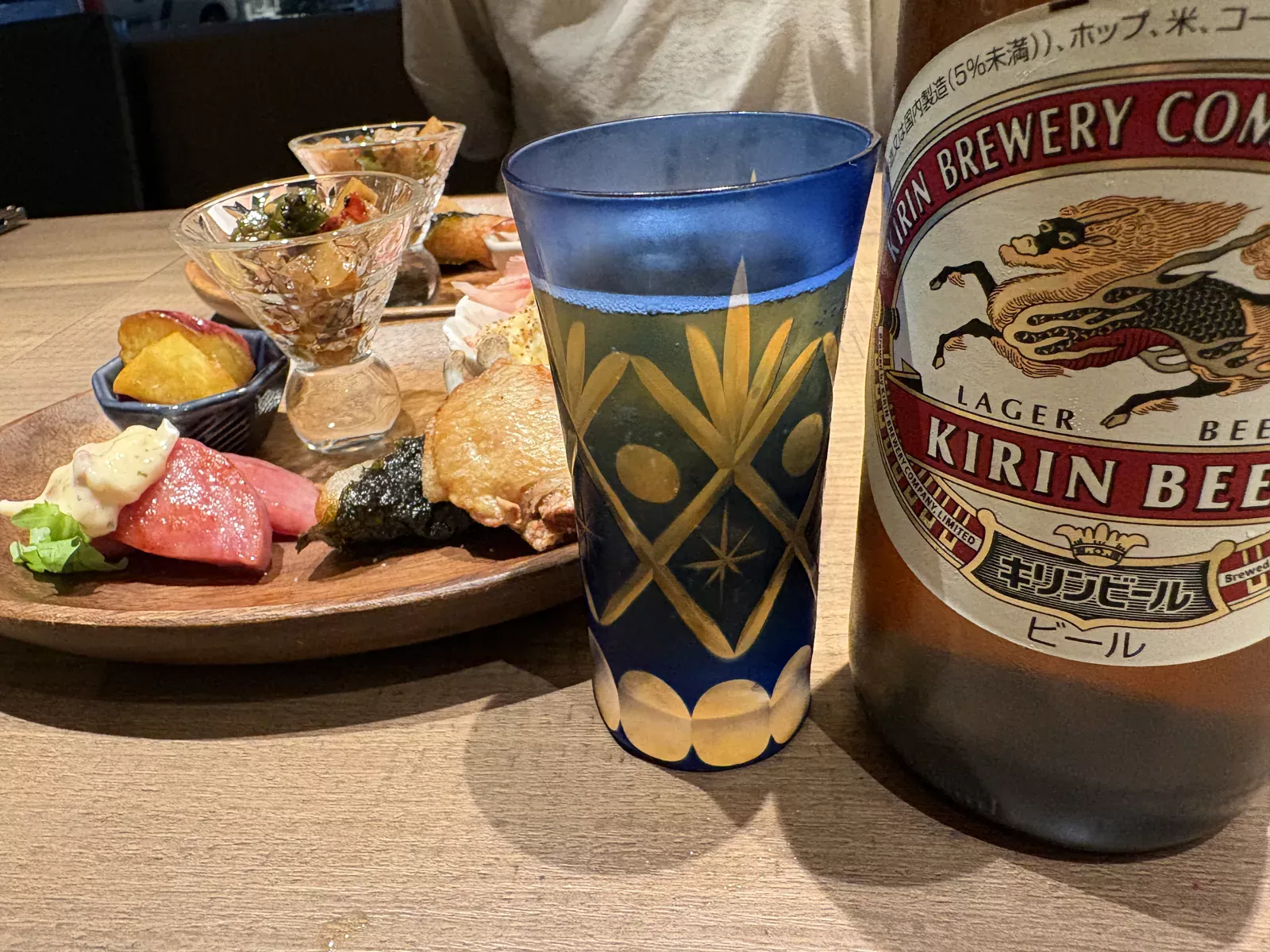 キリンの瓶ビールと、金の模様が入った青い切子グラス