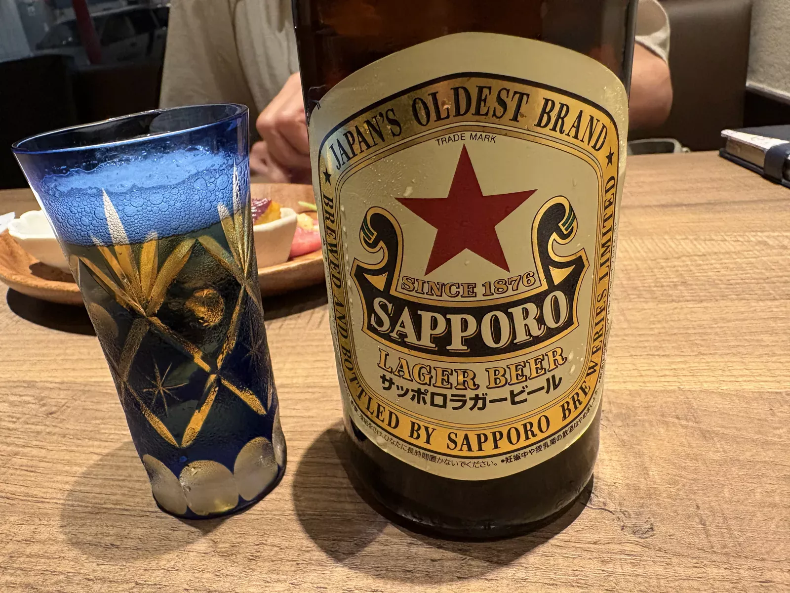 赤星(サッポロラガービール)の中瓶と青い切子グラス