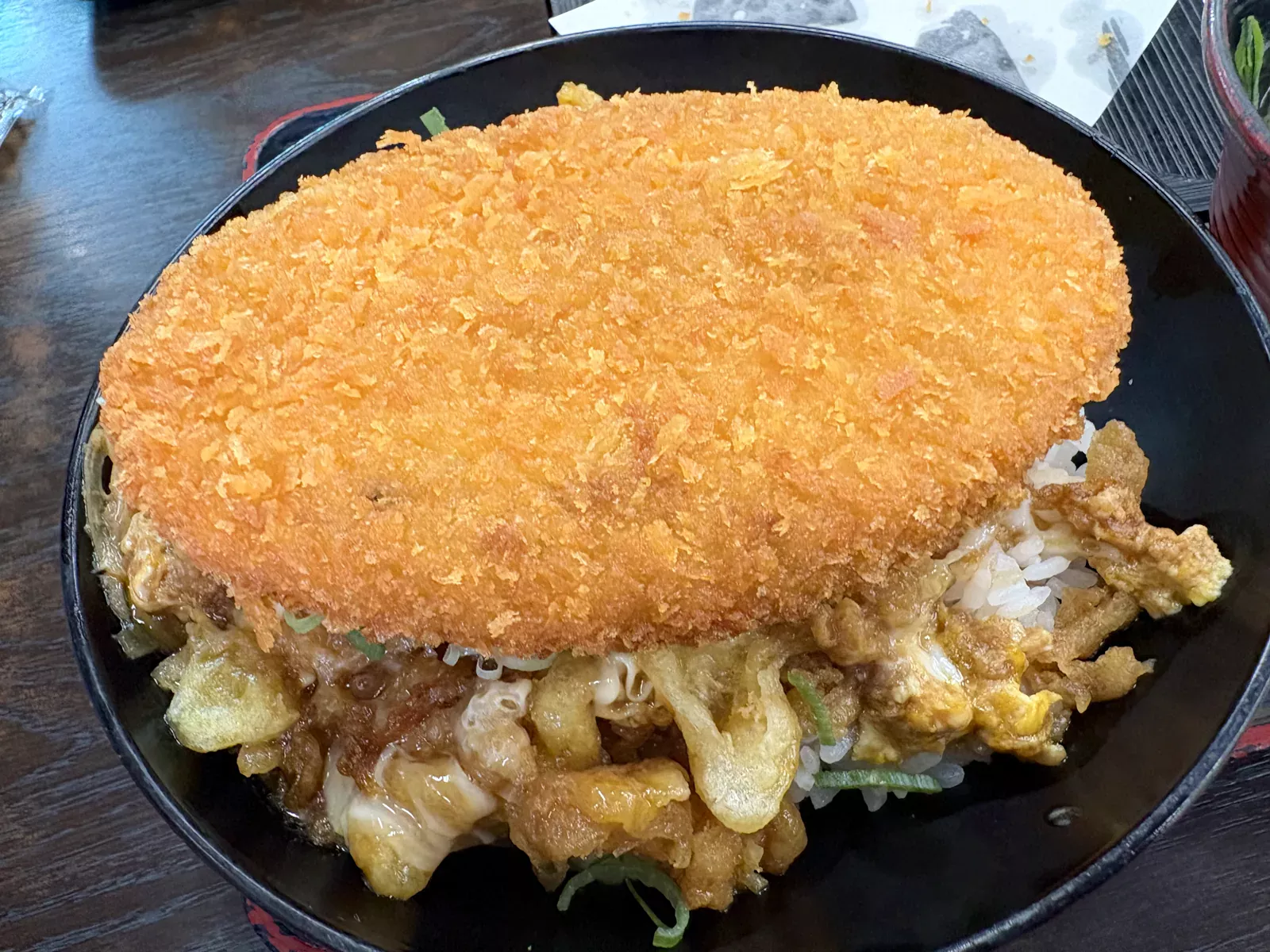 資たま丼の上に大判コロッケをのせた「コロッケ丼」を真上から