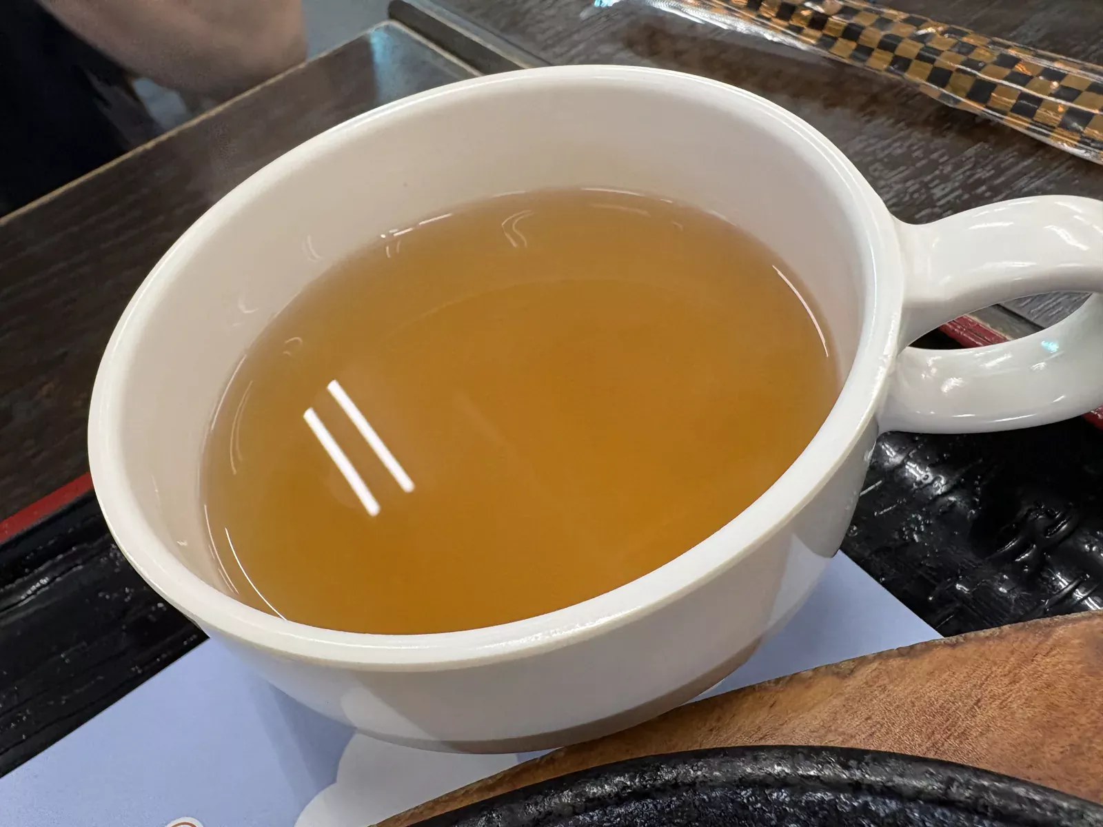 カップに注がれた琥珀色の出汁