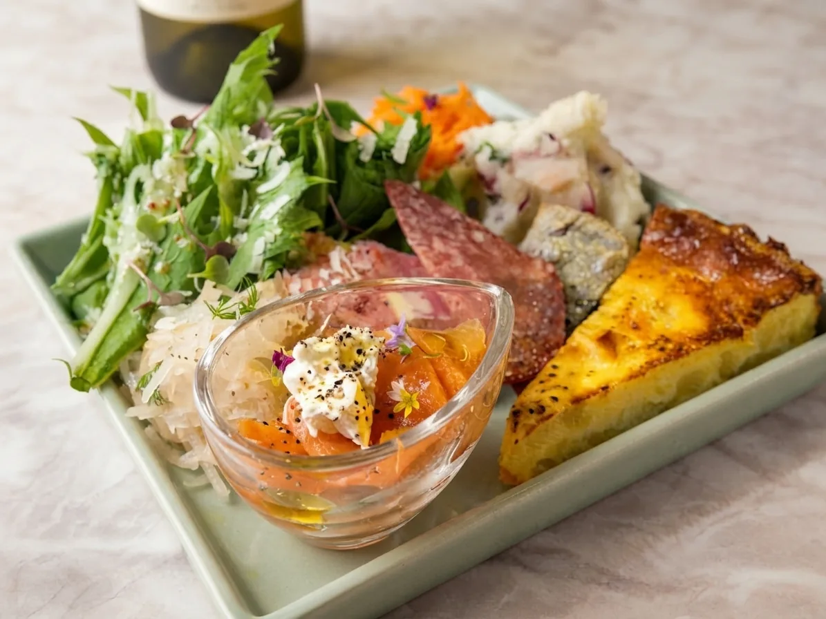 9月26日の前菜。グリーンサラダ、サーモンとチーズのグラス、サラミ、ポテトサラダ、キッシュ