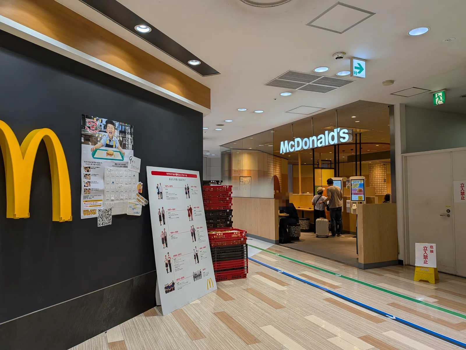 マクドナルドの客席側の入口。セルフオーダー端末が並び、奥に客席