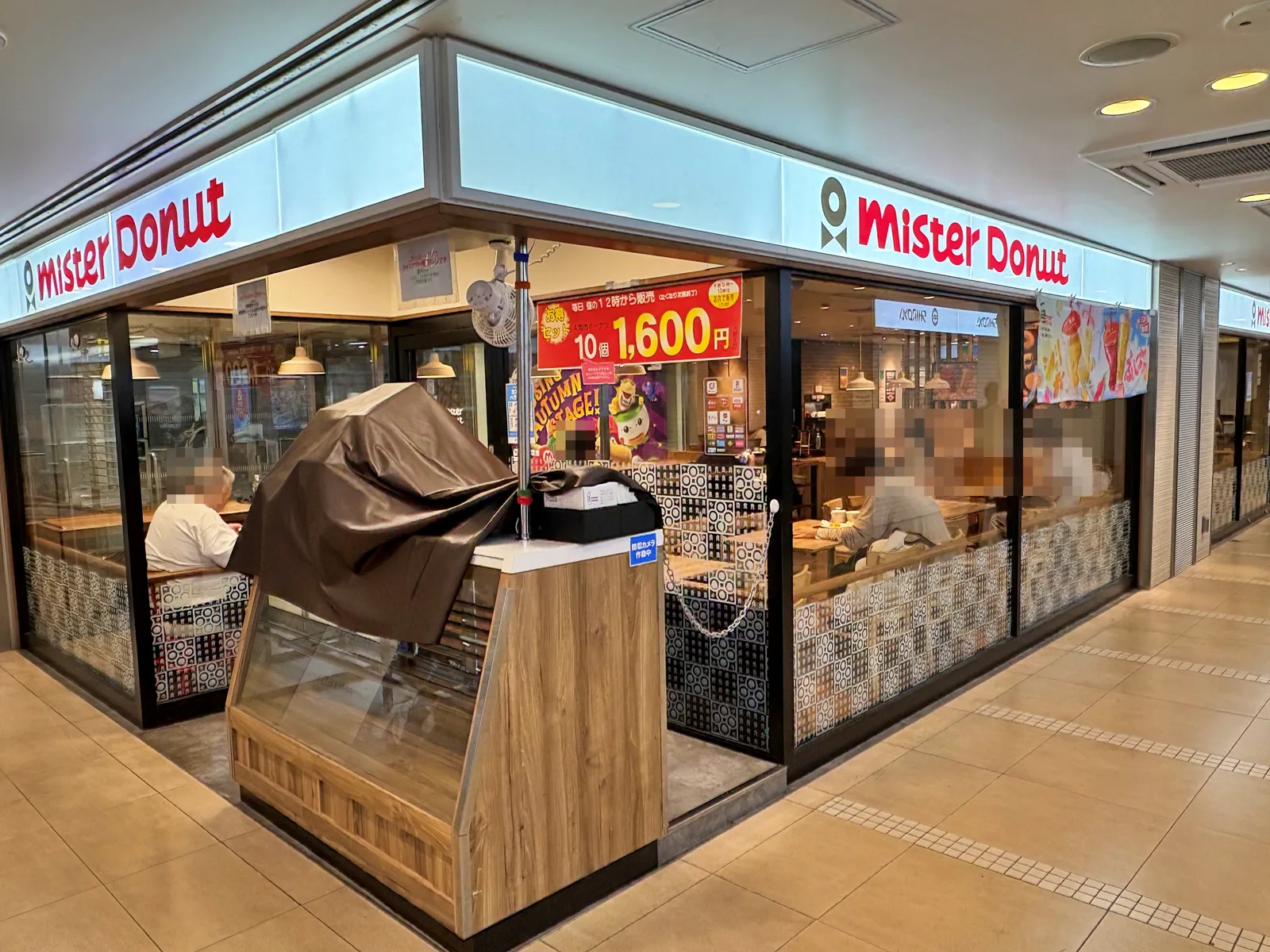 ミスタードーナツ博多ステーションショップ。早朝から店内に客が座っている