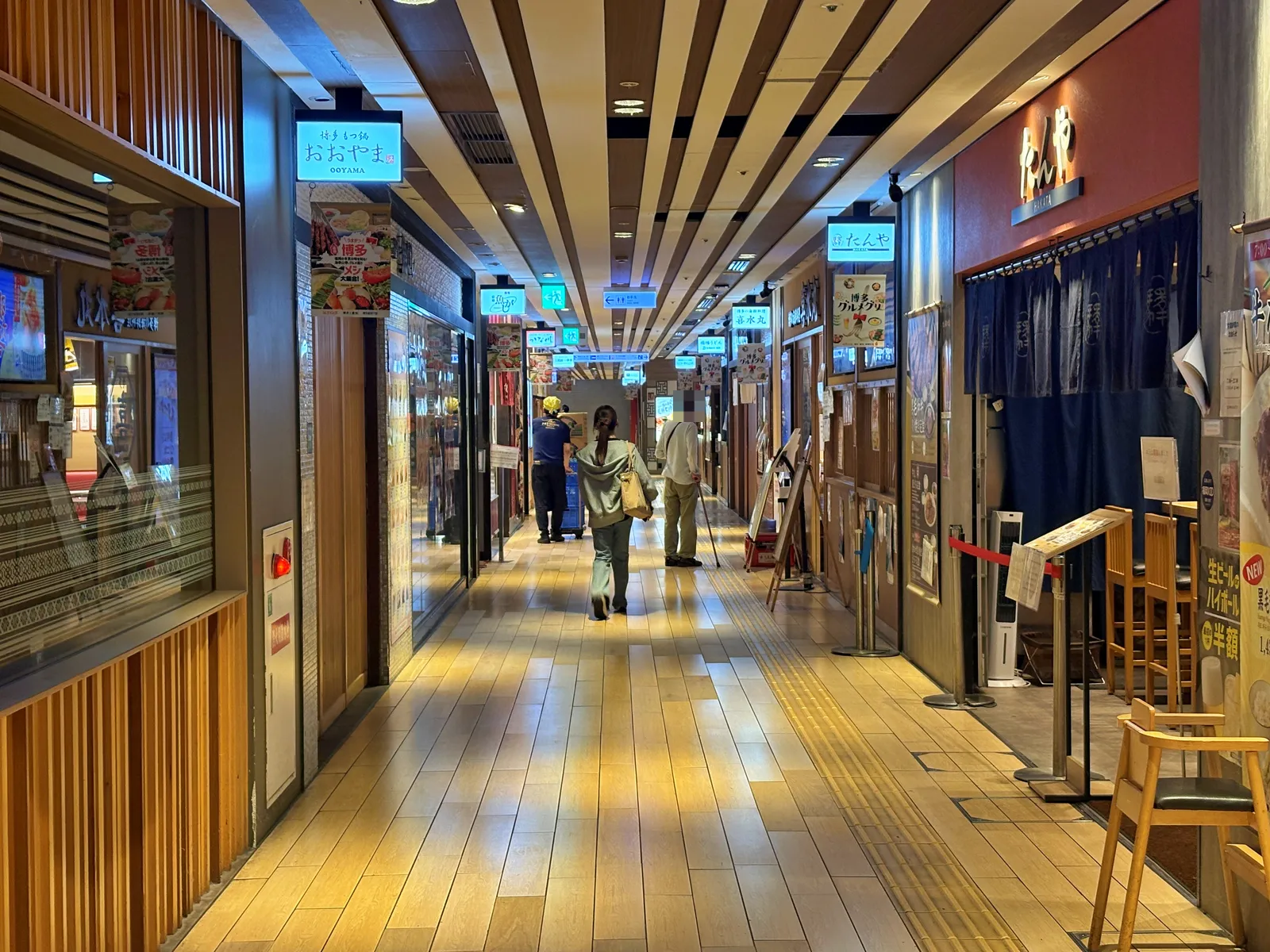 博多1番街の通路。おおやま、たんやなどが並ぶが、どこも開店前