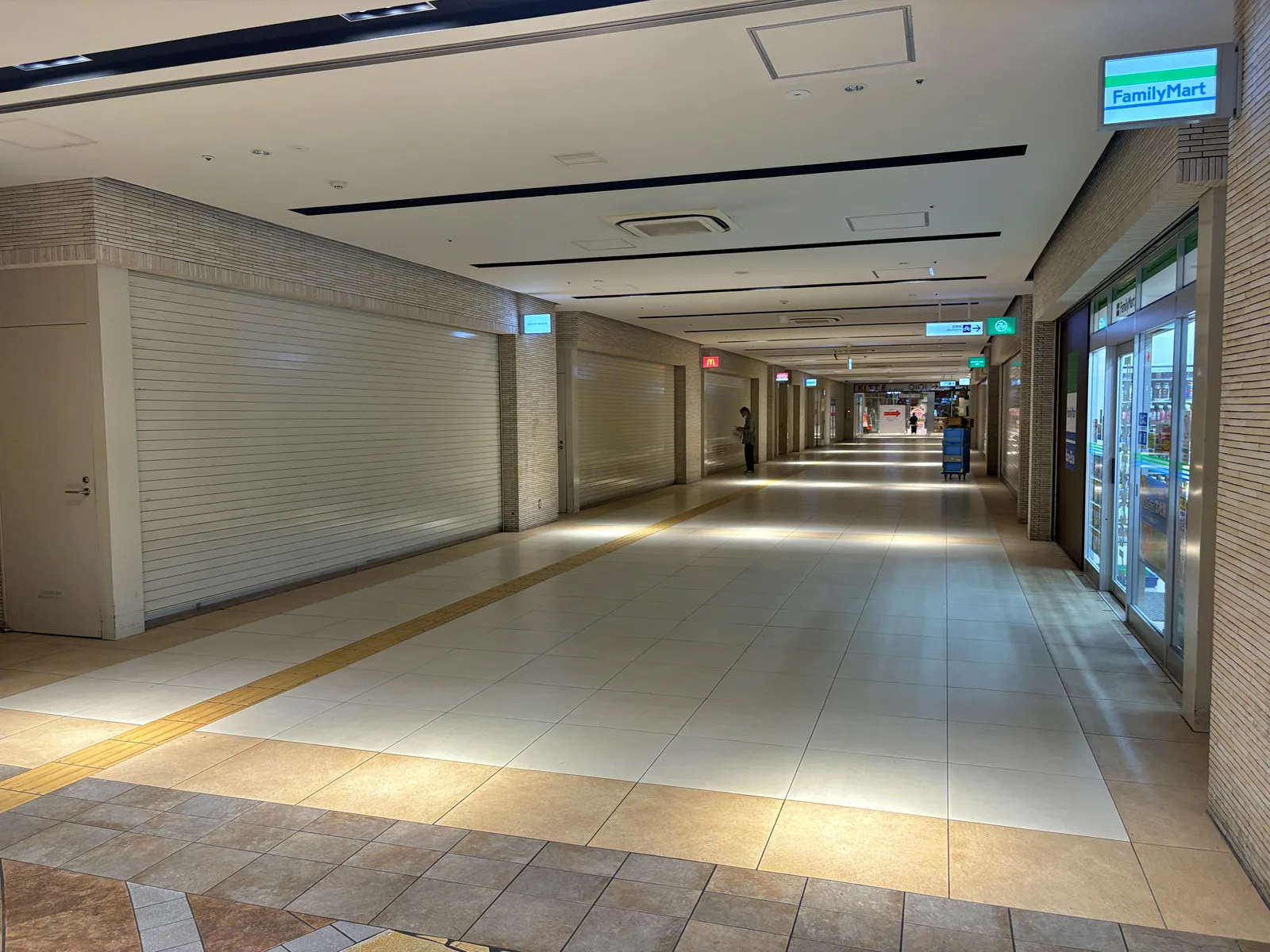 博多駅地下街。左右のシャッターが下り、開いているのは右手のファミリーマートだけ