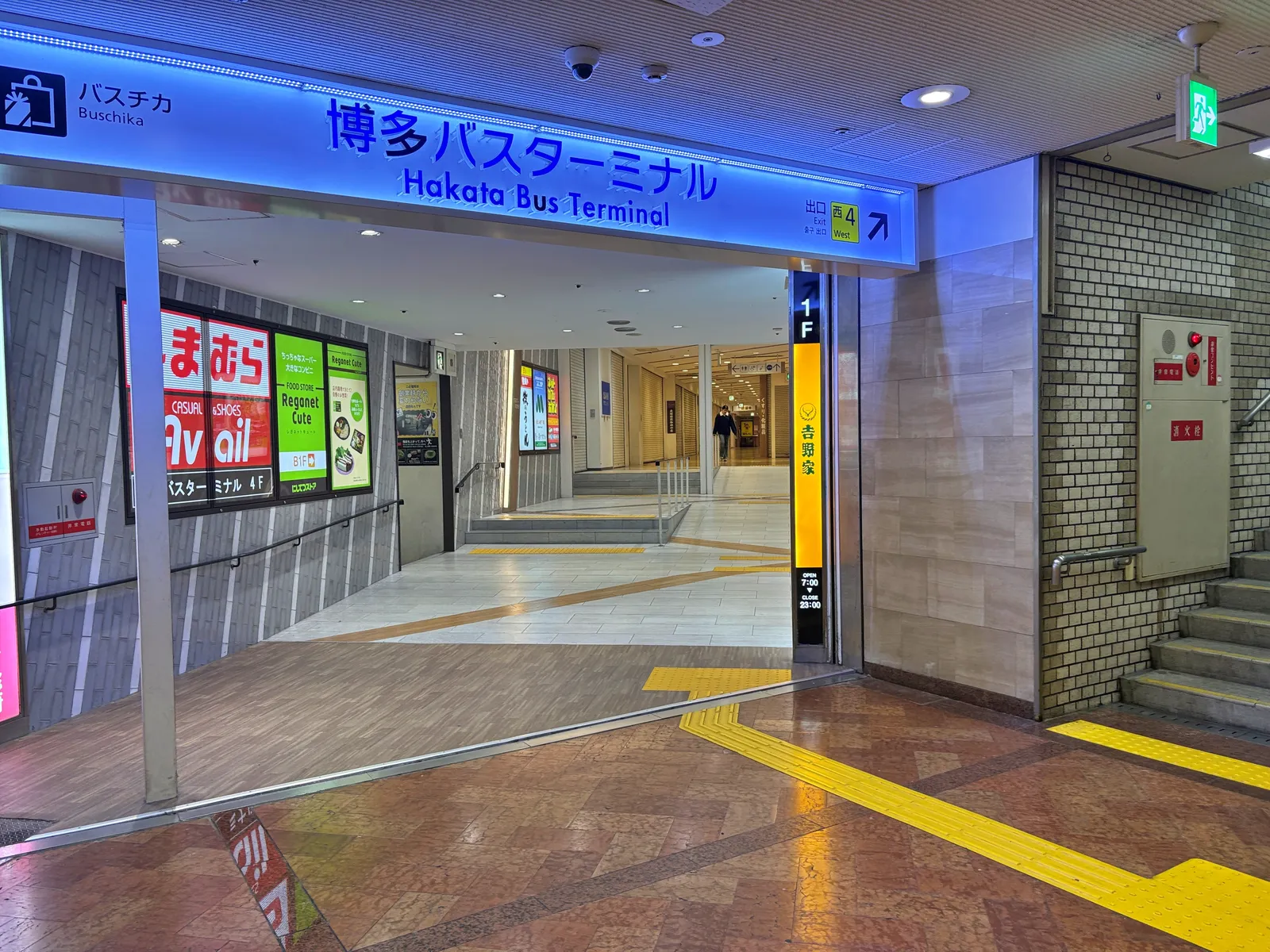 博多バスターミナルB1Fの入口。吉野家の縦看板に OPEN 7:00/CLOSE 23:00