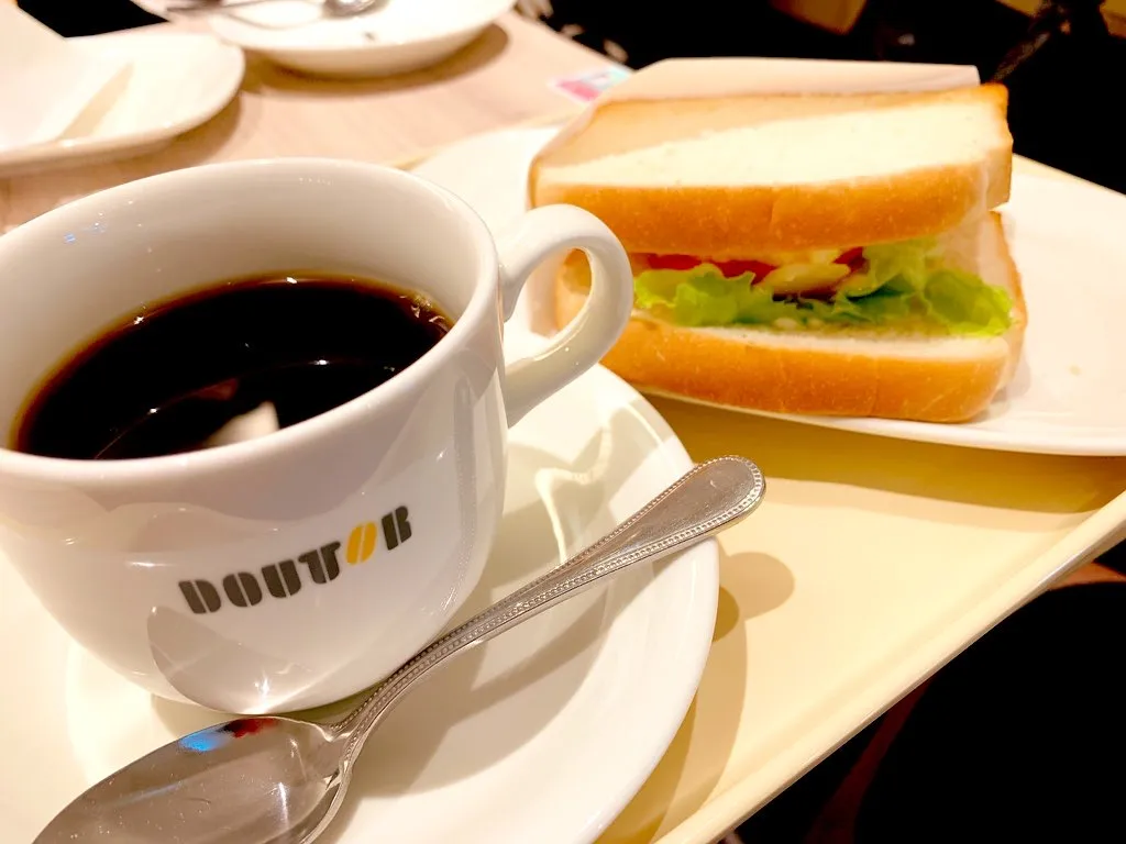 ドトールのブレンドコーヒーと、レタスとトマトを挟んだサンドイッチ