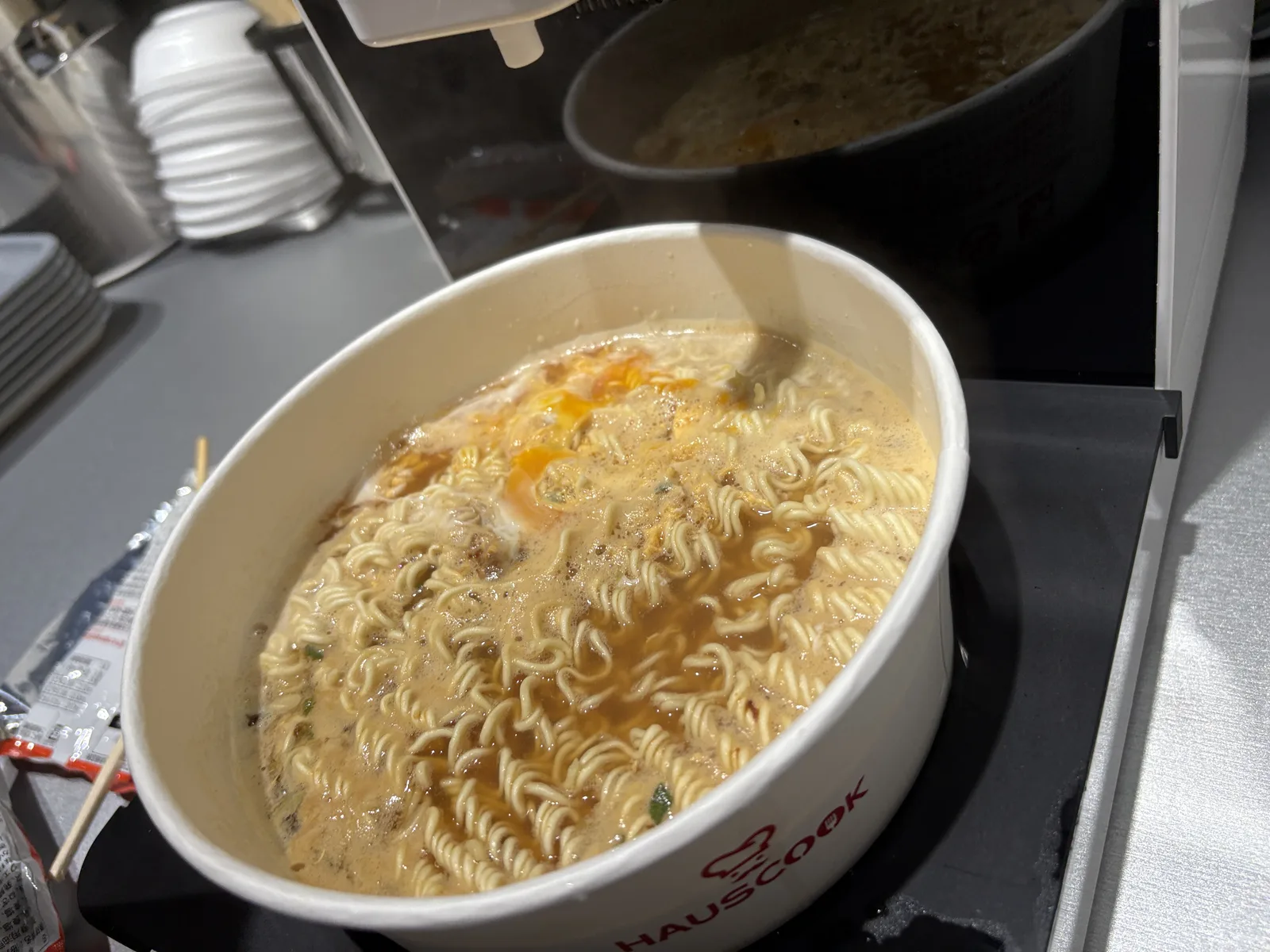 完成したサッポロ一番みそラーメン。縮れ麺の上に、黄身が溶けかけたたまご