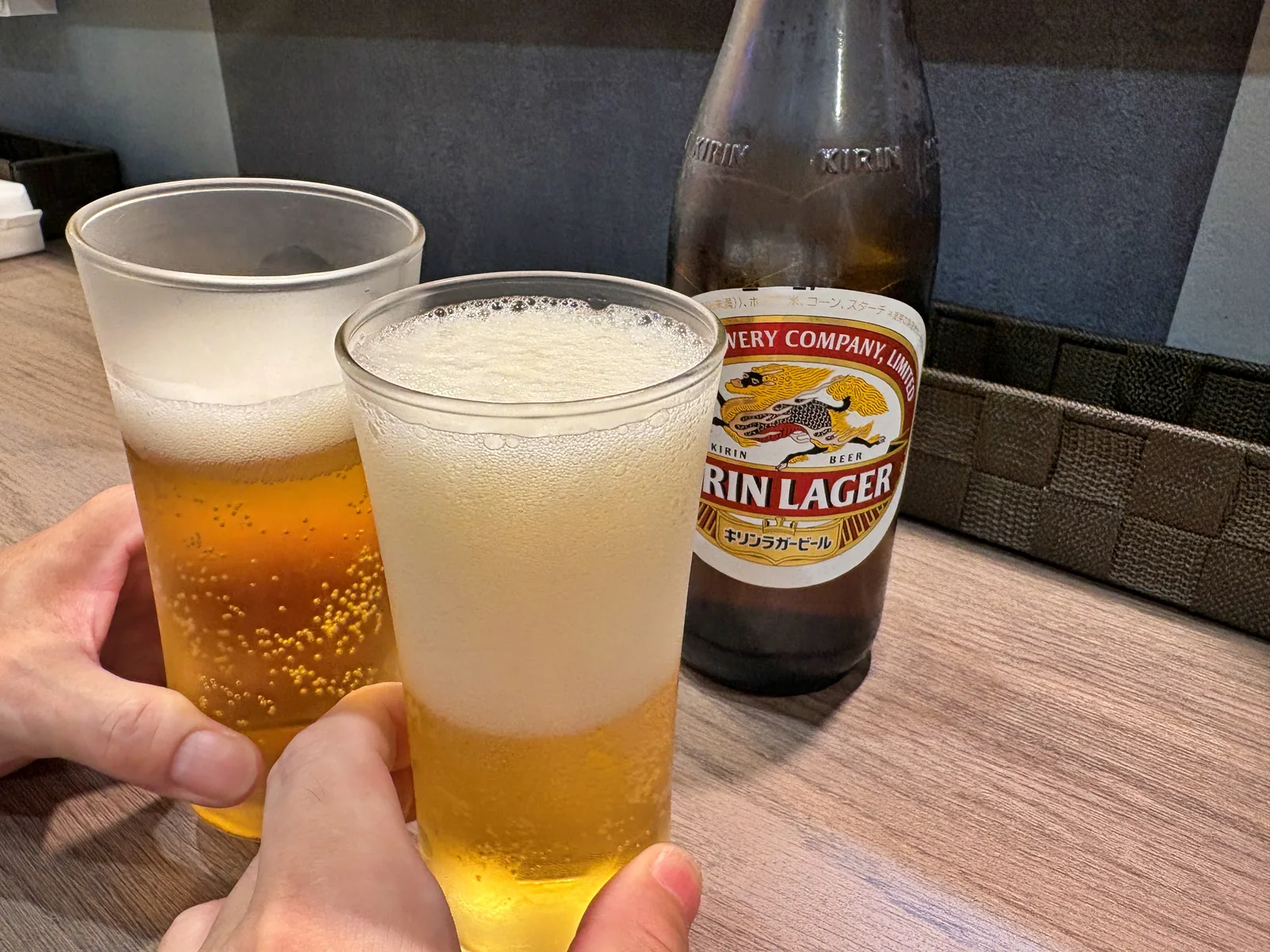 キリンラガーの瓶ビールを横に、グラス2つで乾杯