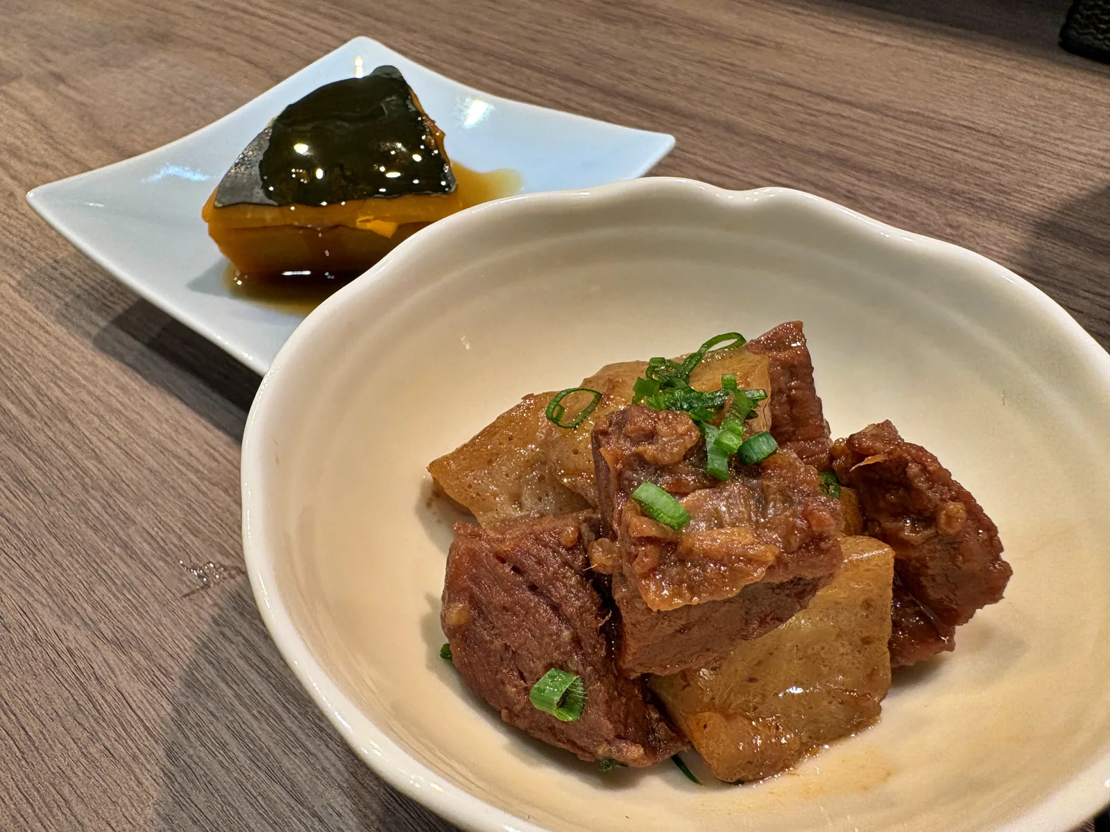 艶のあるかぼちゃの煮つけと、ねぎをのせた牛すじ煮