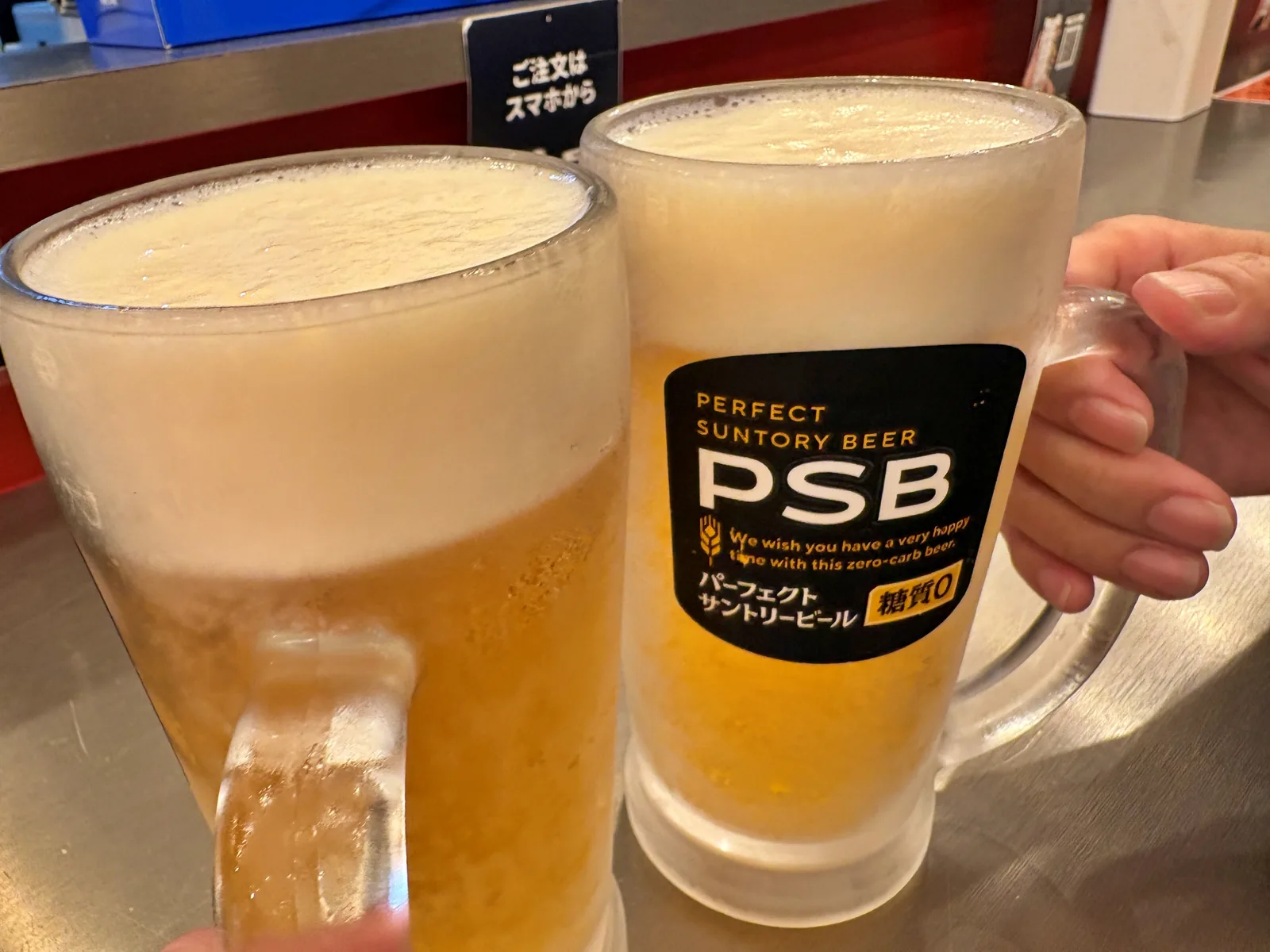 PSBのロゴ入り中ジョッキ2つで乾杯