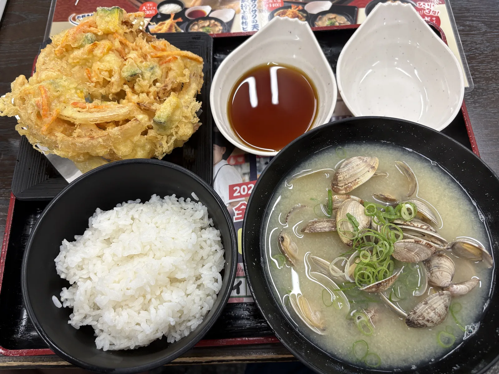 トレーに別皿のジャンボ野菜かき揚げ天、ごはん、貝汁、天つゆ