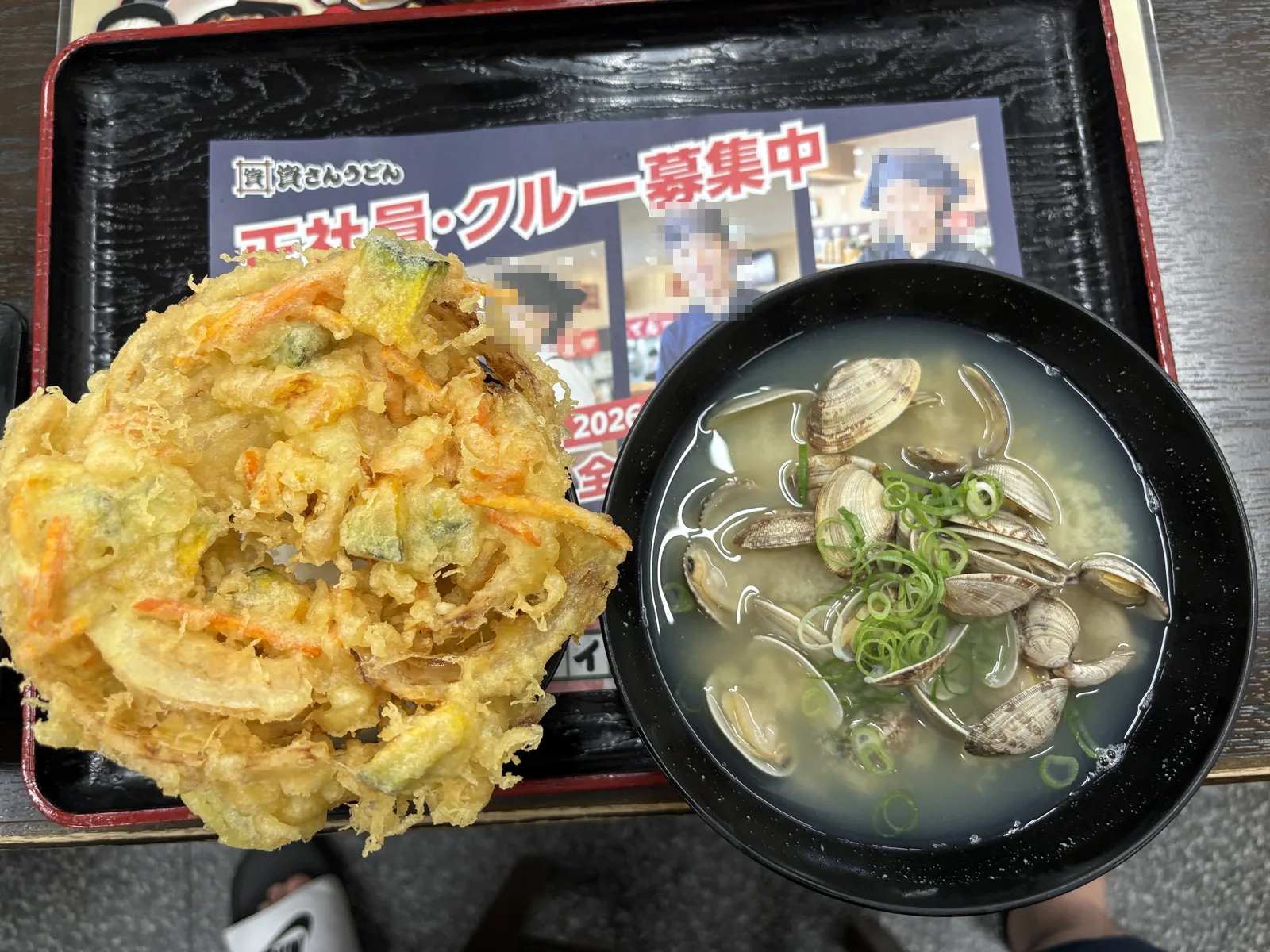 真上から見たかき揚げオンザライス。茶碗が完全に隠れている。右に貝汁